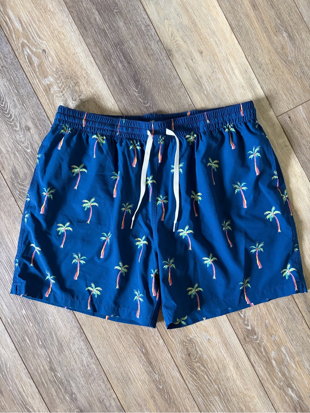 Chubbies "The Tree Myself And I" Men’s Swim Trunks NWOT